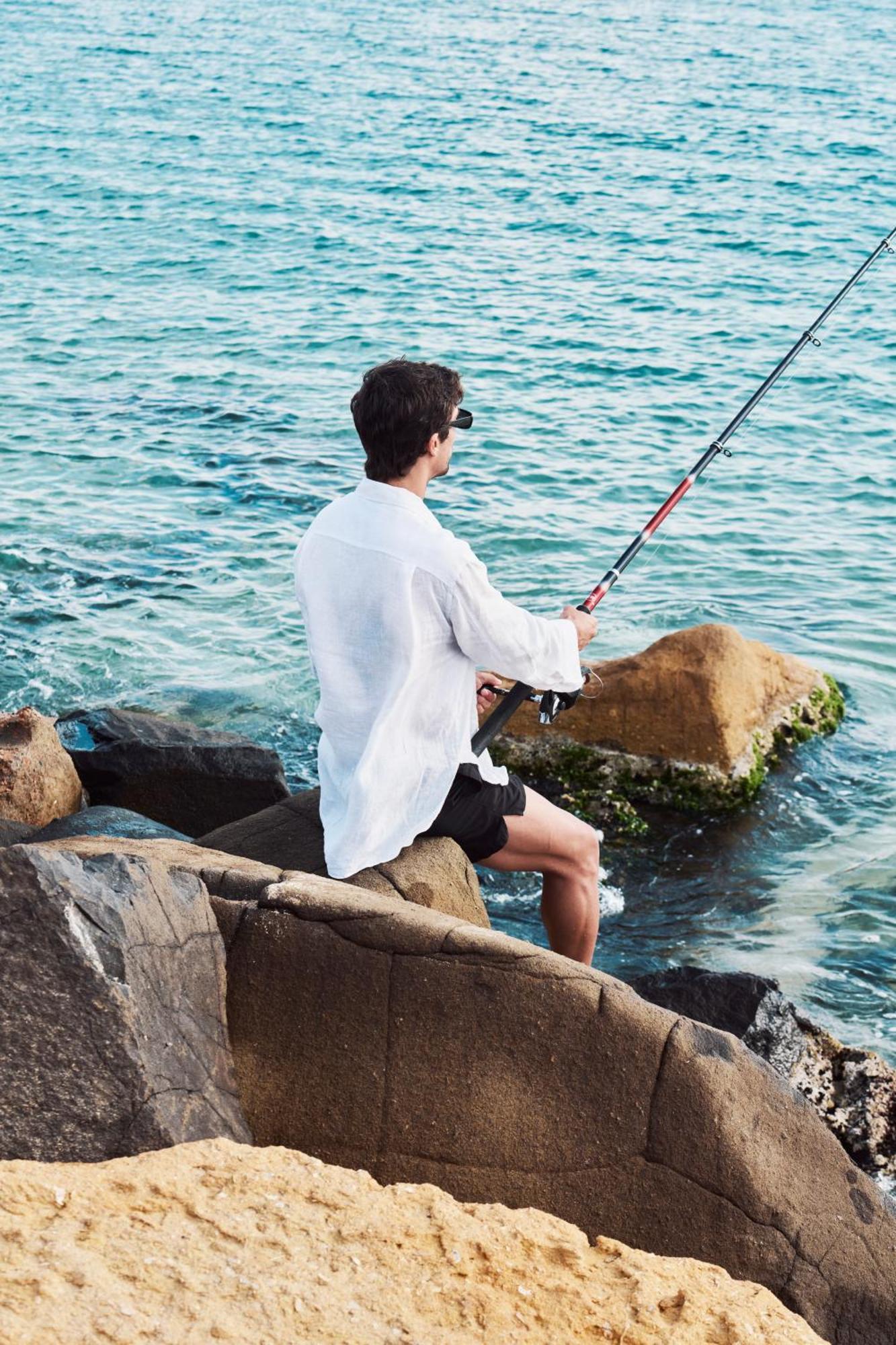 Four Seasons Hotel Alexandria At San Stefano Экстерьер фото A fisherman wearing a long-sleeved shirt